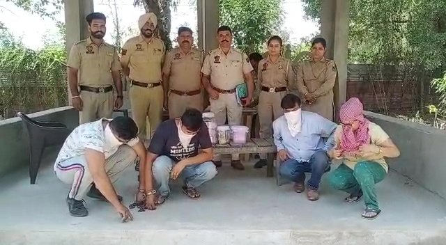 the-gang-who-cheated-on-the-pretext-of-changing-the-closed-currency-the-pathankot-police-arrested-four-including-the-woman