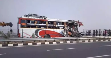 Sleeper bus collided with truck from behind on Agra Lucknow Expressway