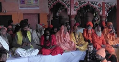 On the 7th death anniversary of Chainpuri Ji Maharaj, hundreds of sages including Daati Maharaj ji paid floral tributes
