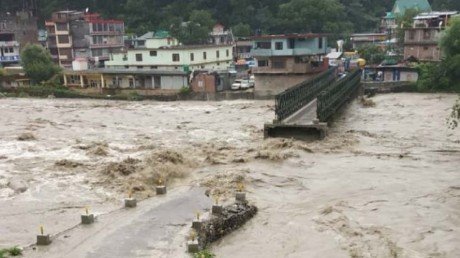 Flood caused havoc in Himachal; 1300 roads closed, 80 people killed, 100 houses destroyed, and a loss of 1050 crores
