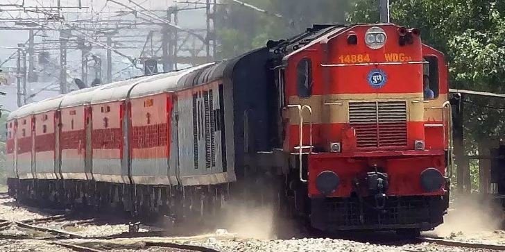 A major railway accident was averted in Mumbai. Two coaches of the Mumbai-bound Panchvati Express got separated near Kasara station this morning.