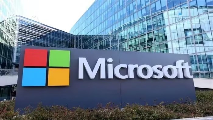 Microsoft Global Outage Microsoft का सर्वर पूरी दुनिया में ठप हो गया है। जिसकी वजह से एयरलाइन से लेकर बड़ी-बड़ी कंपनियों पर बेहद असर पड़ा है।
